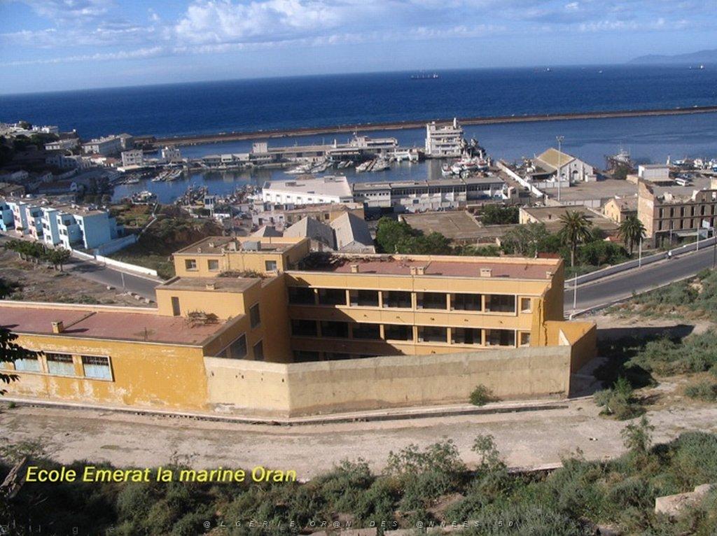ORAN MAI 2008 2758 au premier plan ecole emerat.jpg